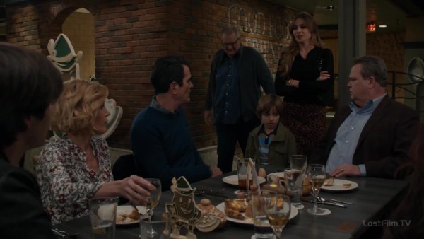 Modern.Family.S11E14.1080p.rus.LostFilm.mp4