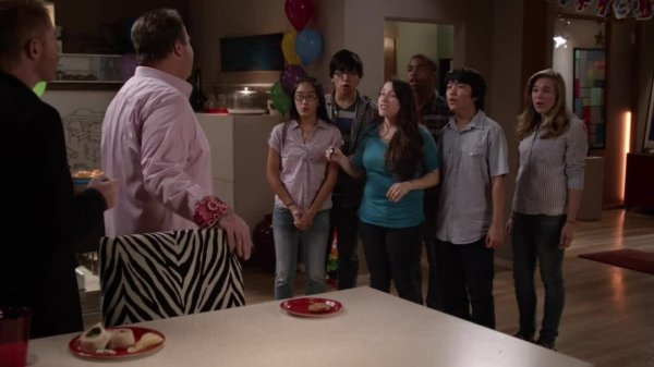 Modern.Family.S04E12.Party.720p.DUB.Paramount.Comedy.mp4