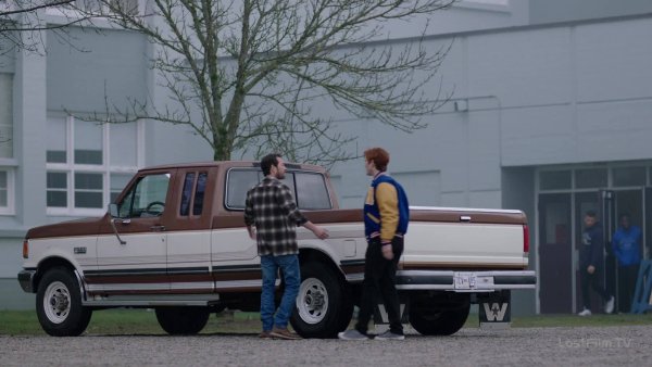 Riverdale.S02E18.1080p.rus.LostFilm.mp4