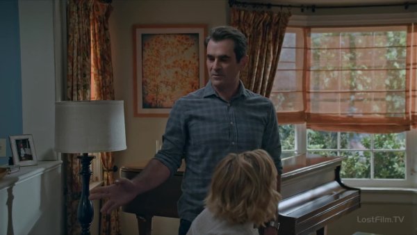 Modern.Family.S11E06.1080p.rus.LostFilm.mp4