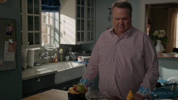 Modern.Family.S11E02.1080p.rus.LostFilm.mp4