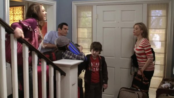 Modern.Family.S01E22.Airport.720p.DUB.Paramount.Comedy.mp4